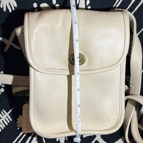 EUC Coach crossbody purse. Cream color - Picture 9 of 12